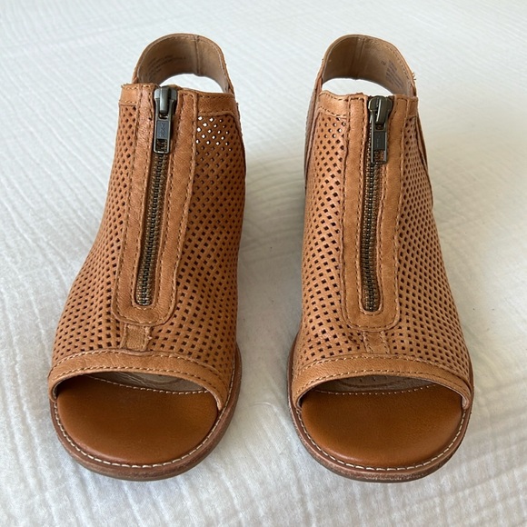 LIKE NEW • Söfft Nalda Zip Sandal in Luggage Leather • Women’s 7M - Picture 4 of 16
